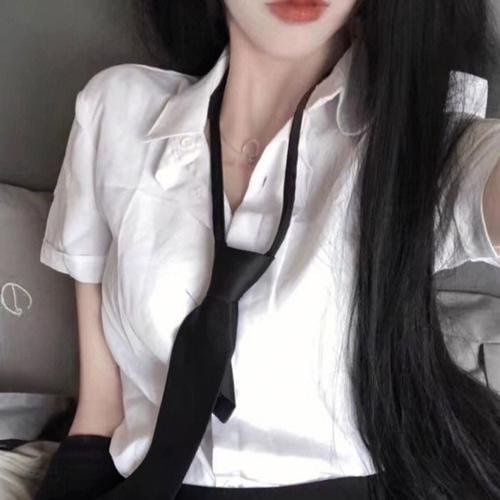 她不知道那些鸟的名字